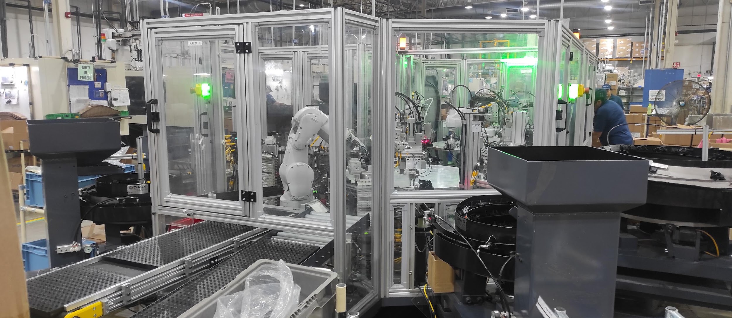 Celda robotizada de ensamble automotriz de 21 estaciones con fixtures y sensores de fin de carrera