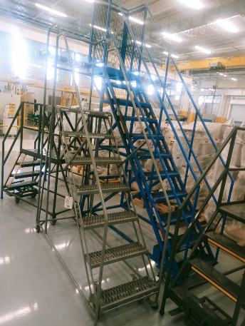 Escaleras móviles rodantes de seguridad fabricadas por Vitoolsa para acceso a maquinaria y almacenes