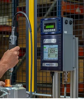 Controlador ASG XPAQ instalado en estación de ensamble